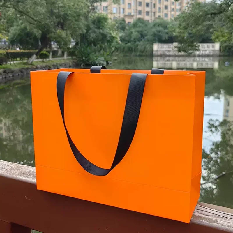 Custom Printed Art Paper Shopping Bag With Gloss Lamination 250gsm