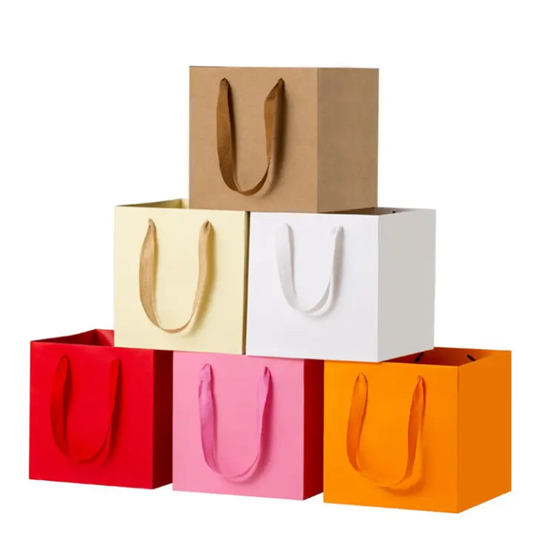 Luxury White Card Paper Gift Bag With Ribbon Handles 210gsm Custom Size